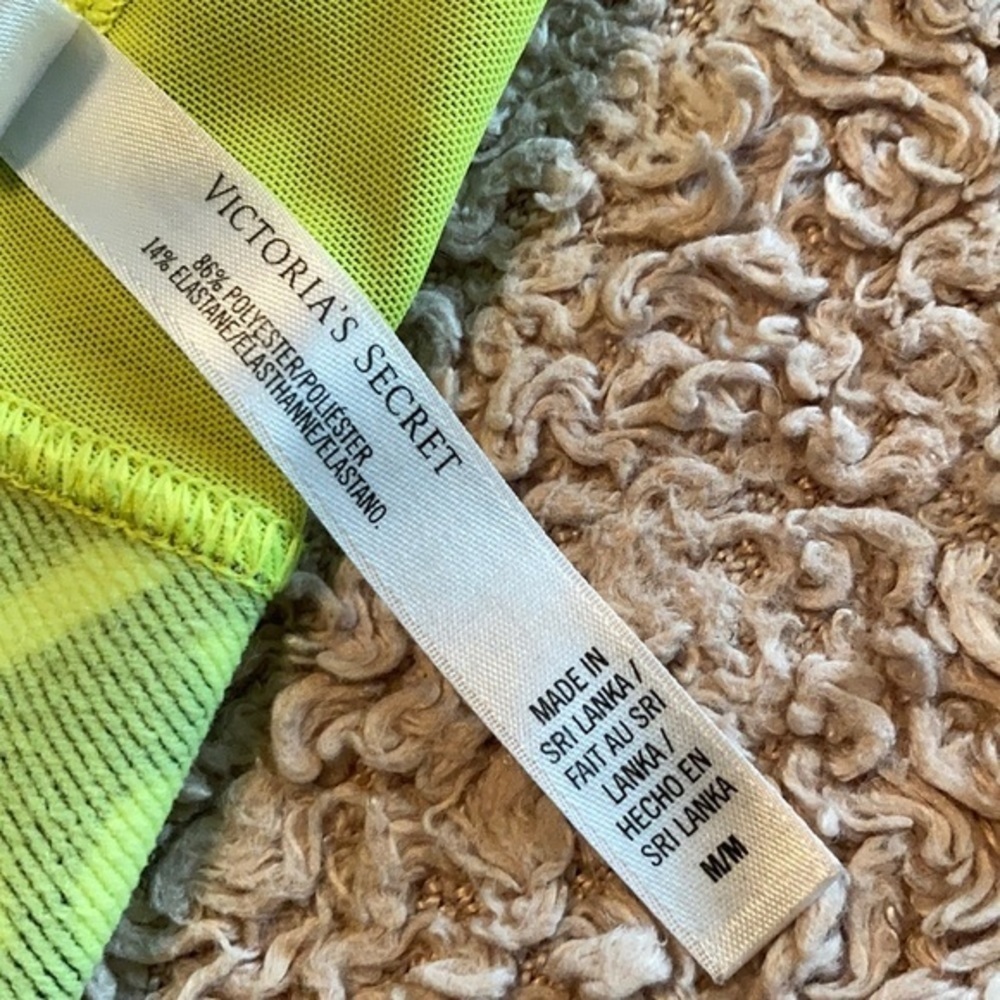 VICTORIA’S SECRET VSX Sport Bra - size Med - Picture 6 of 6